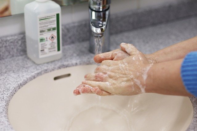 člověk si myje ruce