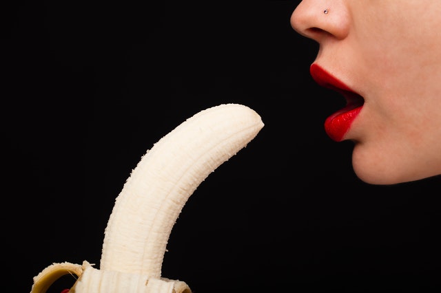 žena a banán