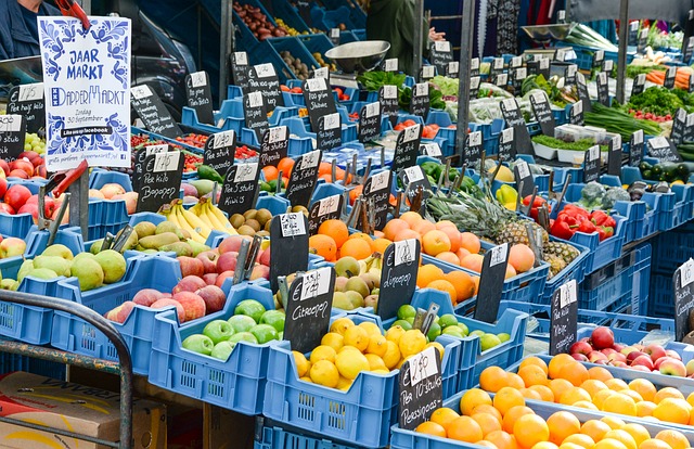 přepravky s ovocem na trhu